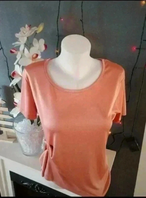Tee-shirt drapeado em tecido acetinado rosa – photo 3